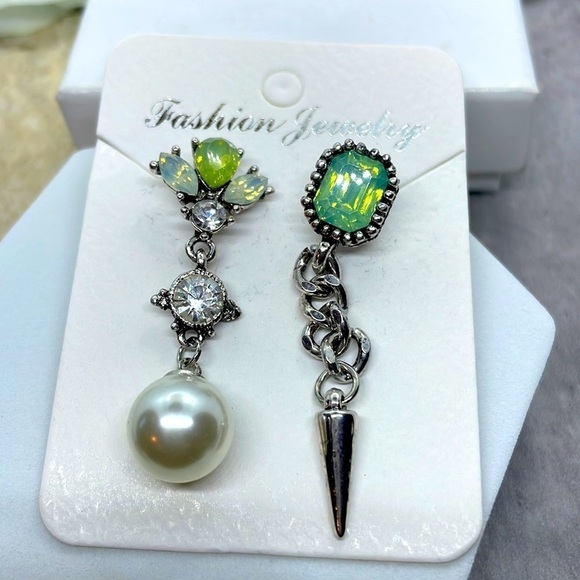 Mismatch Crystal Pearl Drop Earrings - Picture 10 of 14